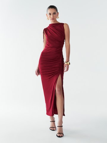 Rochie 'Eternity' de la BWLDR pe roșu