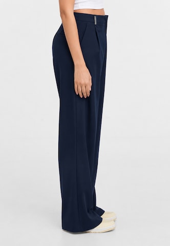 2Y Studios - Pierna ancha Pantalón plisado en azul