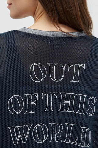 Soccx Strickshirt mit V-Ausschnitt und Backprint in Blau
