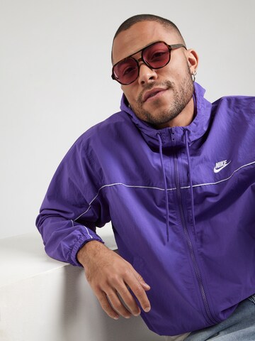 Nike Sportswear Демисезонная куртка 'CLUB ATHLETE' в Лиловый
