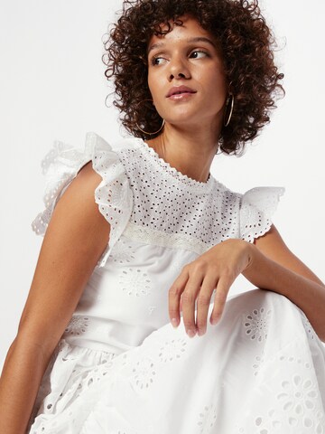 Robe Warehouse en blanc