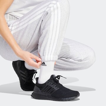 ADIDAS SPORTSWEAR Конический (Tapered) Спортивные штаны 'Essentials' в Серый