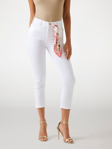 GUESS Skinny Jeans '1981' in White: front