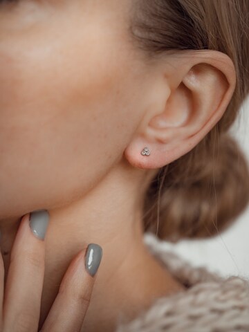 Hey Happiness Ohrringe 'White Triad'‌‌ in Silber: Vorderseite