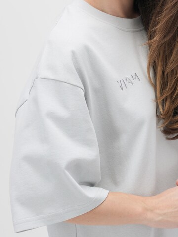 ABOUT YOU x VIAM Studio T-Shirt 'CHRISTINA' in Grau