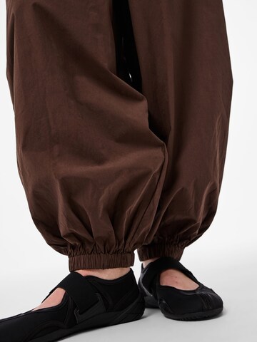 PIECES - Tapered Pantalón 'PCBella' en marrón