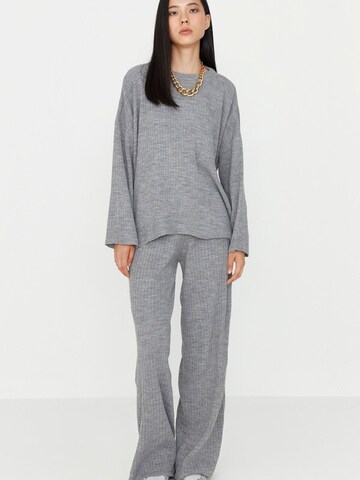 Trendyol - Traje para estar en casa en gris: frente