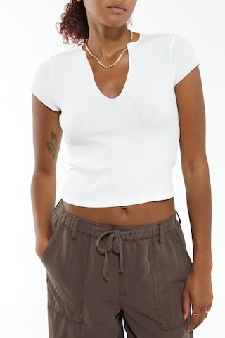 BDG Urban Outfitters - Camiseta 'Nola Notch' en blanco: frente