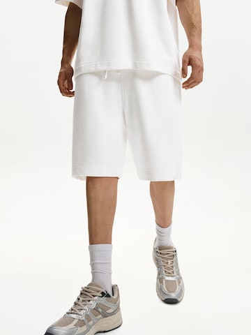 Trening de la Bershka pe alb