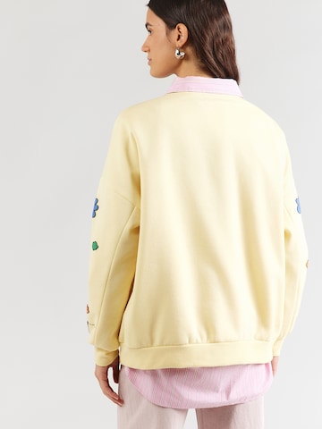 Felpa 'PCDINNA' di PIECES in giallo