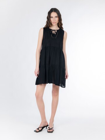Influencer - Vestido 'Tiered' en negro
