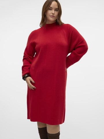 Robes en maille 'VMCGold' Vero Moda Curve en rouge