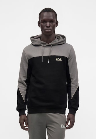 EA7 Emporio Armani Sweatshirt i svart: framsida