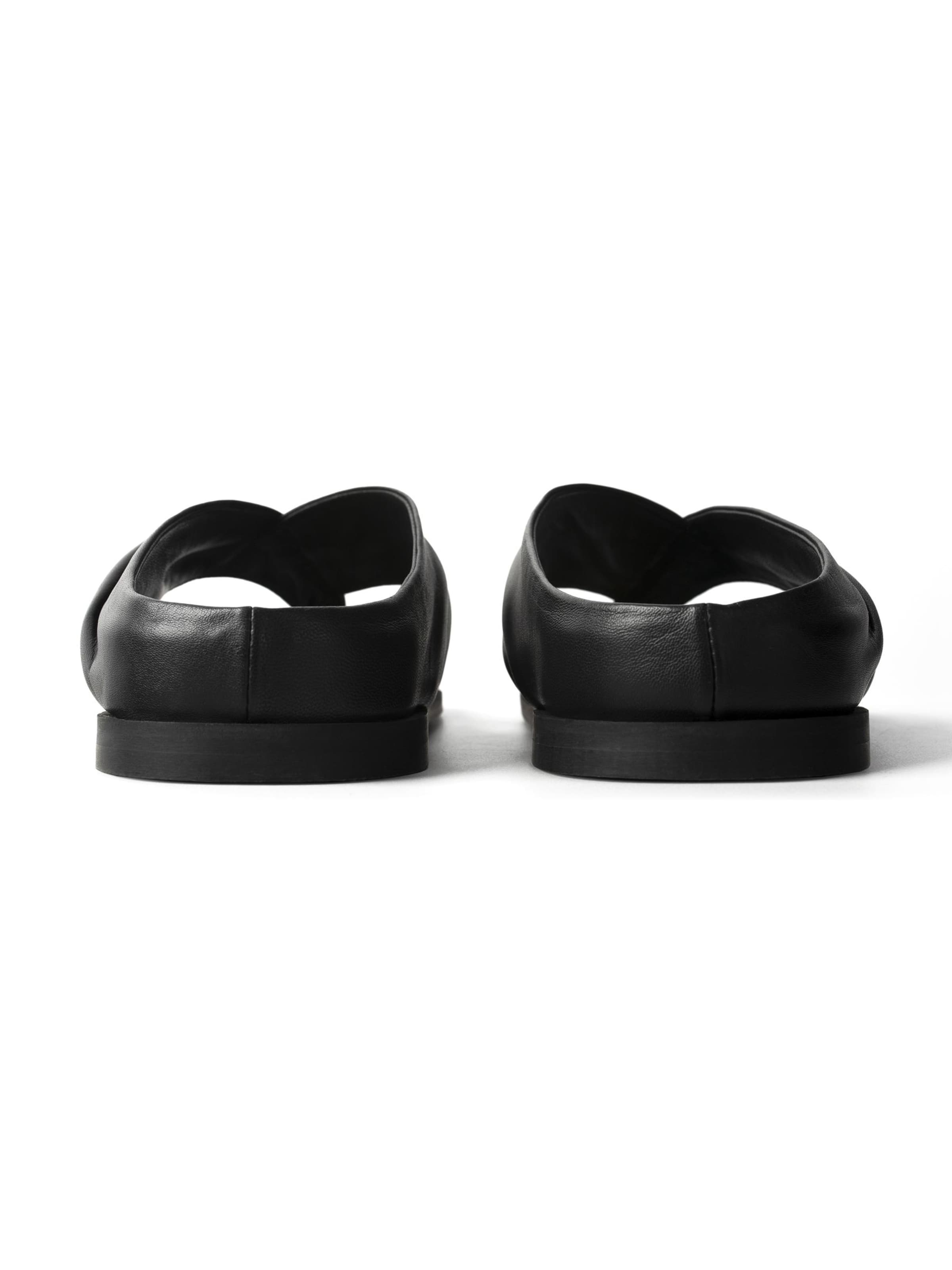 L37 HANDMADE SHOES - Sandalias de dedo 'WHERE THE LIGHT BEGINS' en negro