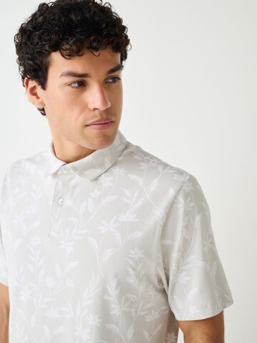 Tricou de la Next pe gri
