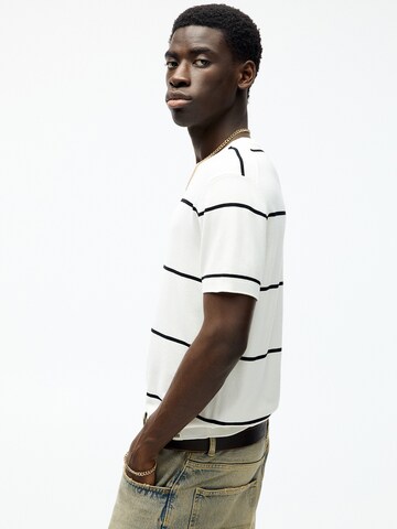 Pulover de la Pull&Bear pe alb