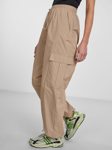 PIECES Loose fit Cargo trousers in Beige