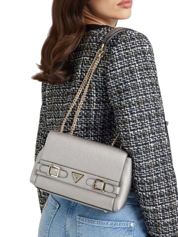 GUESS Kabelka 'Guess Sac Bandoulière Eco Ali Luxury Satch Pewter' - Strieborná