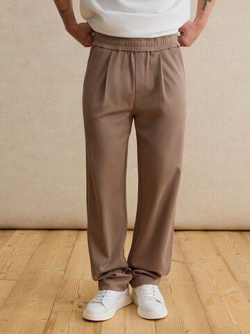 DAN FOX APPAREL Свободный крой Штаны 'Bent' в Коричневый: спереди