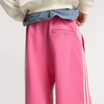 ADIDAS ORIGINALSLoosefit Hlače 'AdiSignature' - roza boja