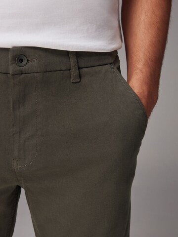 Slimfit Pantaloni chino di Next in verde