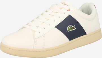 LACOSTE Låg sneaker 'CARNABY' i vit: framsida