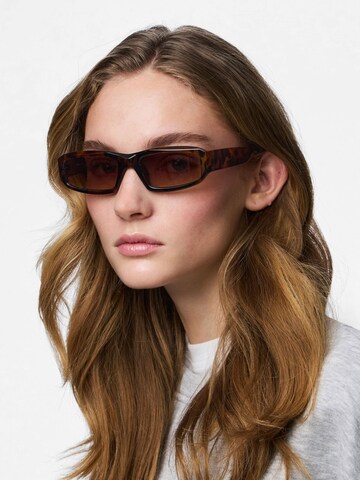 PIECES Sunglasses 'PCBellis' in Brown: front