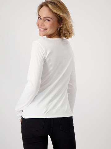 Tricou de la monari pe alb
