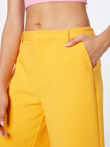 Moves - regular Pantalón en amarillo