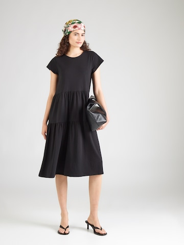 Rochie 'Blanca' de la ABOUT YOU pe negru: față