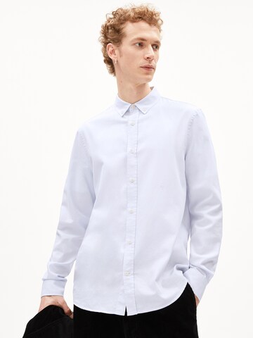 Coupe regular Chemise 'Quaasa' ARMEDANGELS en bleu : devant