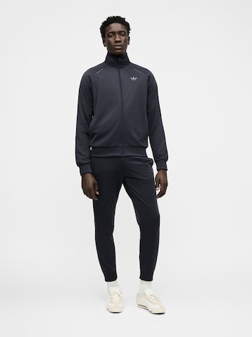 ADIDAS ORIGINALS Joggingdragt 'TECH ESS' i grå: forside