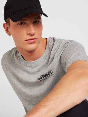 NAPAPIJRI Bluser & t-shirts 'S-KASBA' i grå