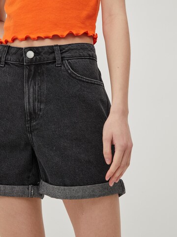 VILA Regular Shorts 'Pina Rita' in Schwarz