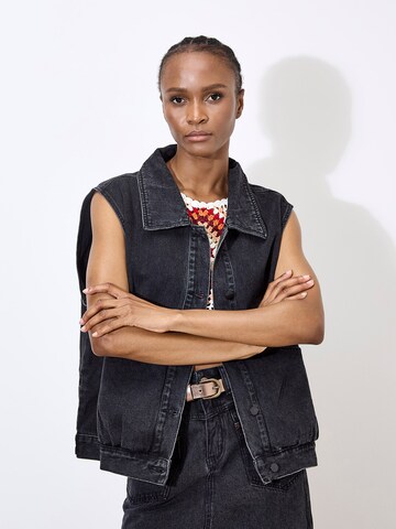 Apricot Sleeveless Denim Jacket ' ' in Schwarz: Vorderseite