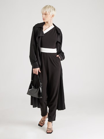 Skirt & Stiletto بدلة 'Cali' بلون أسود