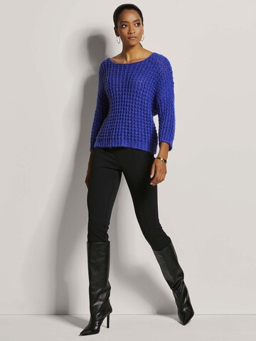 MADELEINE Pullover in Blau: Vorderseite