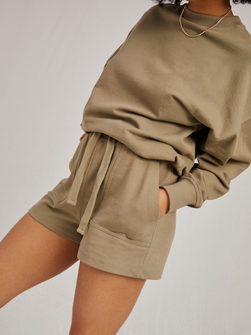 A LOT LESS Loosefit Shorts 'Liv' (GOTS) in Grün: predná strana