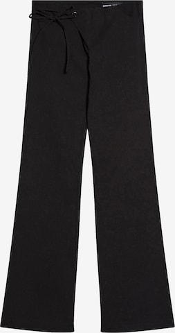 Bershka Levenevä Housut värissä musta: etupuoli