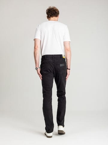 regular Jeans 'Wrangler Greensboro Black Rinse 112362309' di WRANGLER in nero