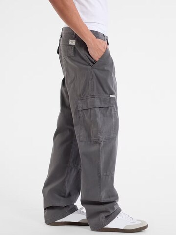 regular Pantaloni di GUESS in grigio