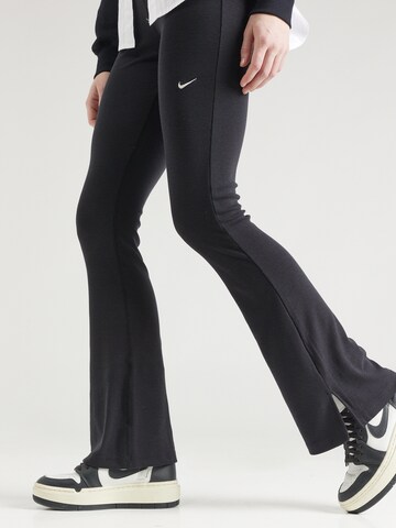 Evazați Pantaloni de la Nike Sportswear pe negru