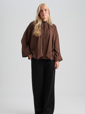 Camicia da donna 'Shandie' di Peppercorn in marrone