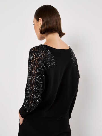 Apricot Lace Rhinestone Embellished Jumper ' ' in Schwarz