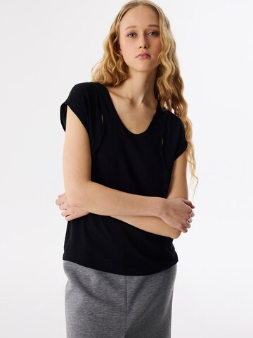 Twist Shirt in Black: front