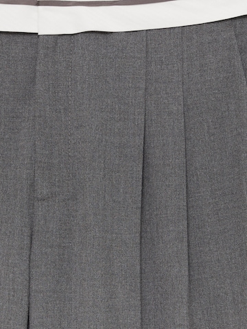 Pull&Bear Normální Kalhoty se sklady v pase – šedá