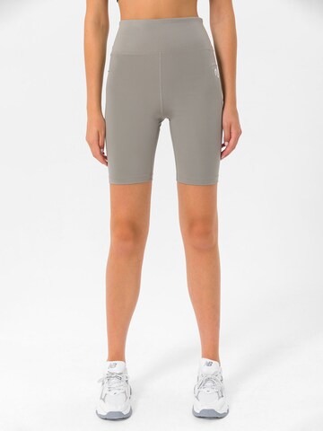 MOROTAI Skinny Sportshorts in Grau: predná strana