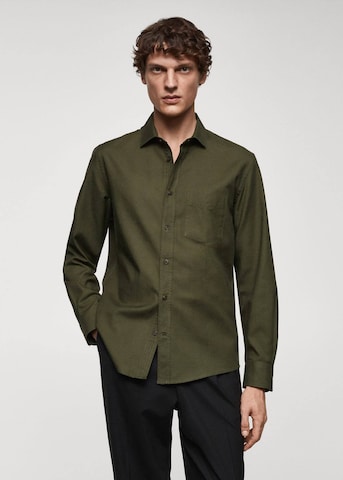 Coupe regular Chemise 'PRATI' MANGO MAN en vert : devant