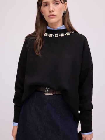 Touché Privé Pullover 'Sweater With Pearl Collar' i sort