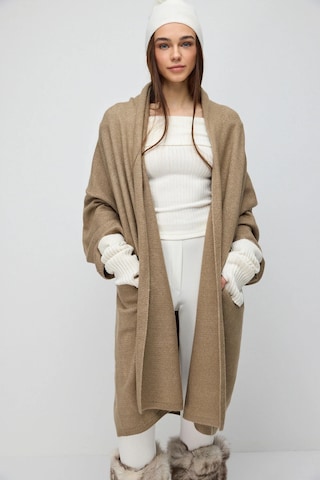 No Matter What Strickmantel in Beige: Vorderseite